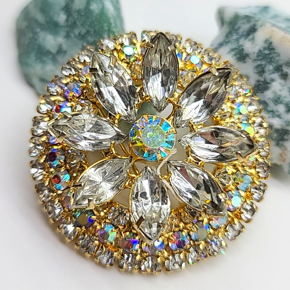 Brilliant Faceted Rhinestone Floral Brooch! An Unsigned Aurora Borealis Gem! - Picture 10 of 11
